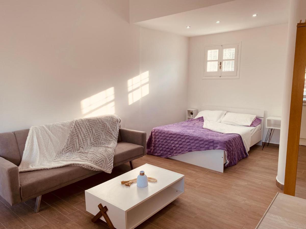 Louvros Luxury Suites Dassia  Ngoại thất bức ảnh