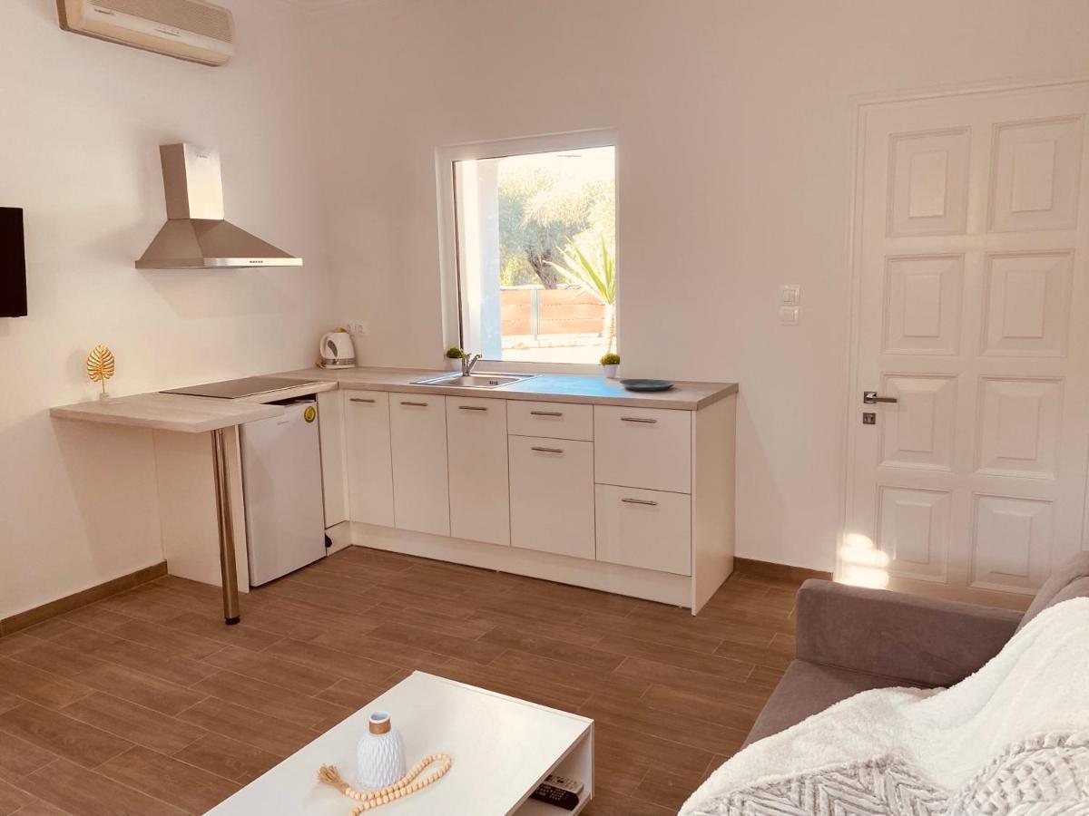Louvros Luxury Suites Dassia  Ngoại thất bức ảnh